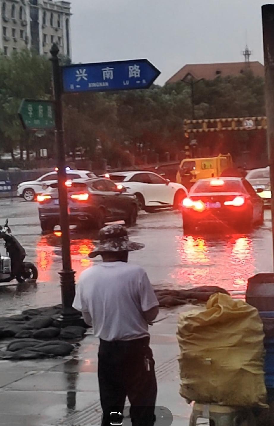 要么白天这么闷热，晚上开启瓢泼大雨了！正好赶上下班点，我一路小跑到地铁，幸运的是