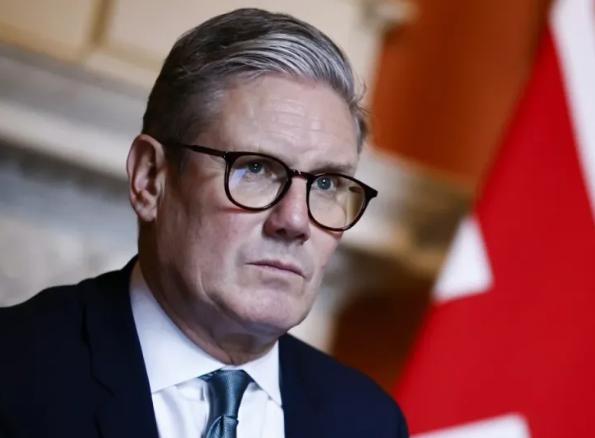 英国首相一句话，直接“扔”向了全世界。
 
他说，中国，是世界三大强国之一。
 