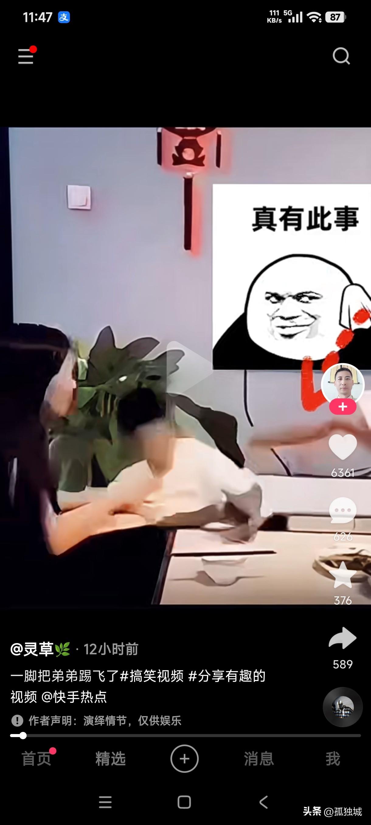 妈妈给弟弟准备喂饭吃，弟弟哼哼唧唧的坐在那里耍脾气不吃，没想到下一秒姐姐就把弟弟