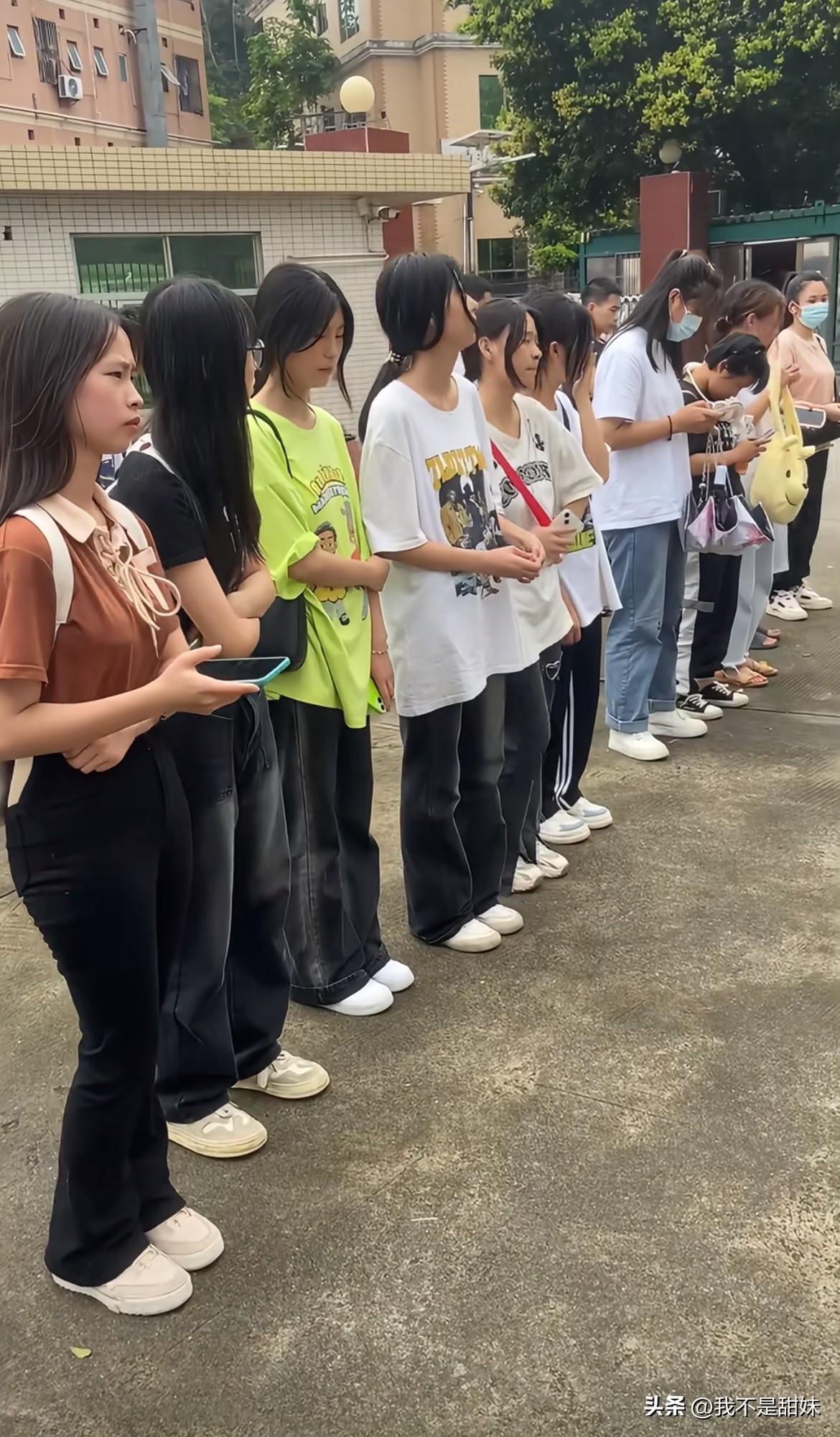 高考过后弟弟就要去理发店当暑假工！
全家人都劝不住他，早饭和午饭他都没吃，就为了