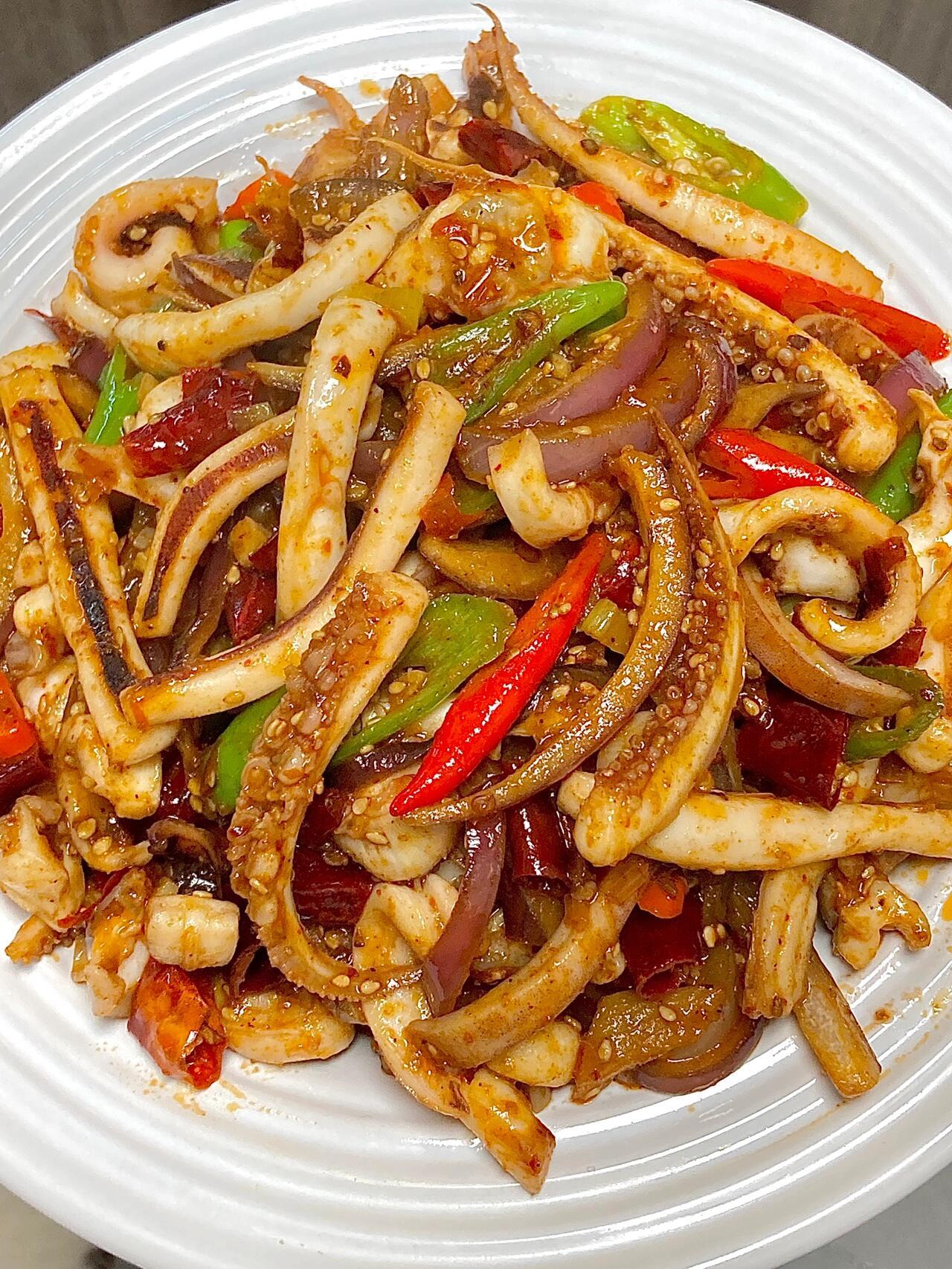爆炒香辣鱿鱼，干饭人必学家常菜
 
好吃到直接破防，家里米饭库存都要遭清空！真心