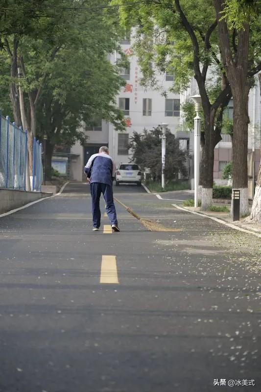 武汉大学人民医院新研究颠覆传统认知: 
散步、做家务比撸铁、跑步更能保护大脑。