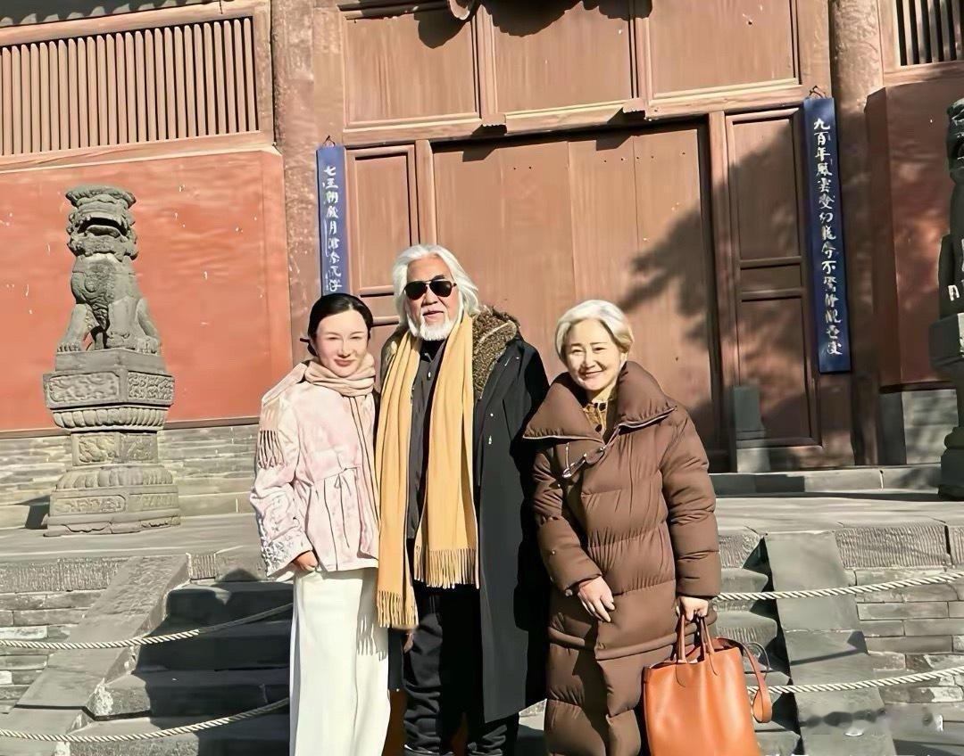 74岁张纪中携家人出游，老婆与丈母娘同框超养眼！丈母娘满头白发却气质优雅，年轻态