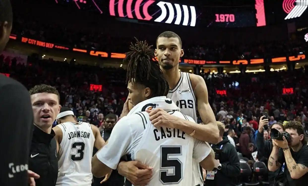 马刺 114-95 开拓者 🏀文班亚马17分14板还送出6个大帽，禁区直接锁死