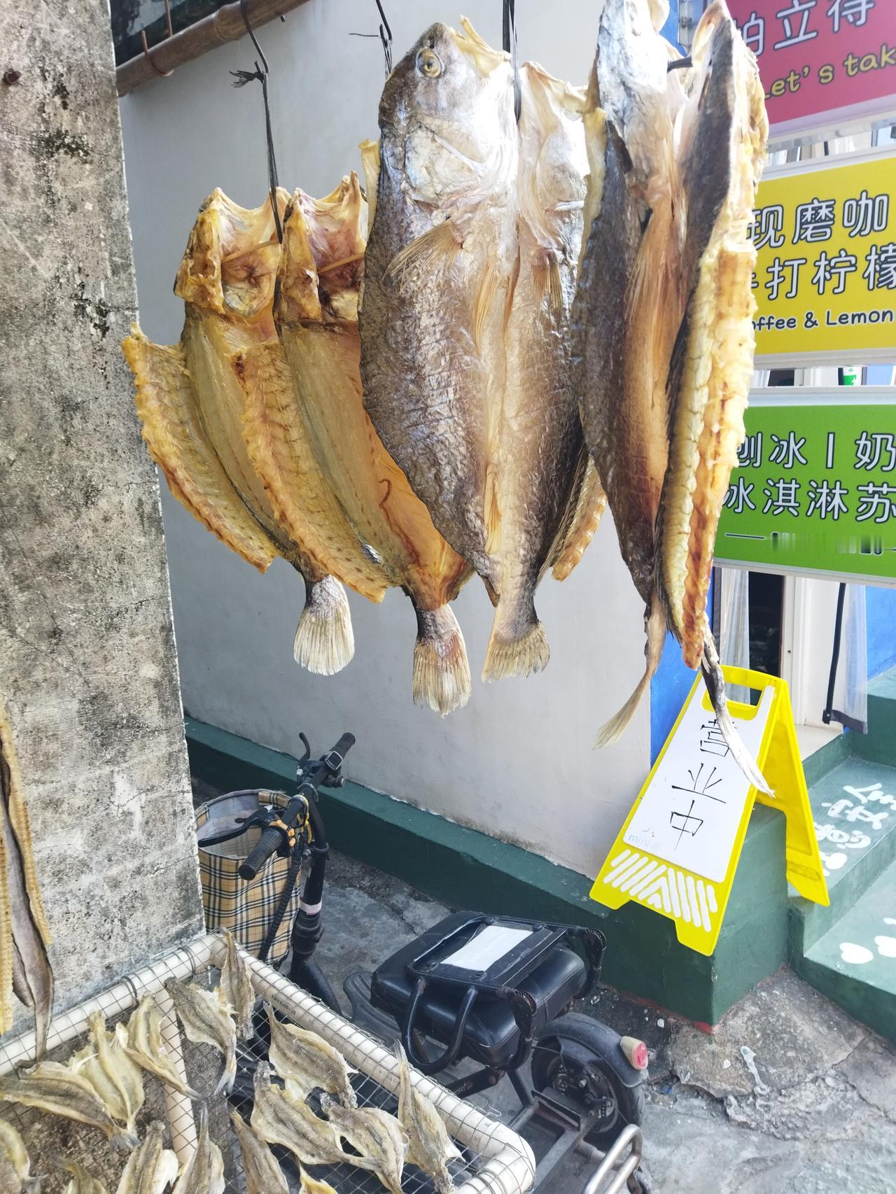 真是好歹不知了，
这是你的衣食父母，不是什么酸黄瓜。
才吃几天饱饭，就先忘本了。