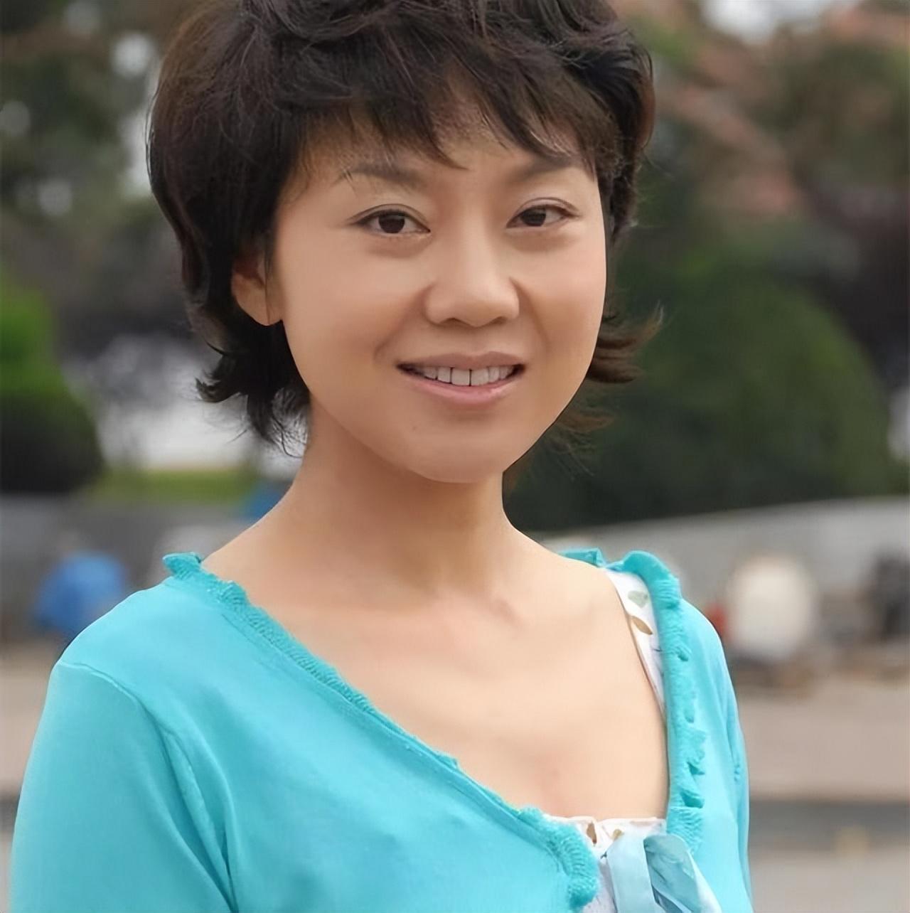 闫妮的情史真的比她演的剧还抓马。
早年和前夫离婚的时候她才33，刚好赶上《武林外