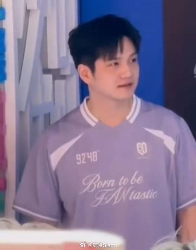 樊振东回国了这身紫色style很清爽呀，期待小胖的留洋第二季听说现场人山人海樊振