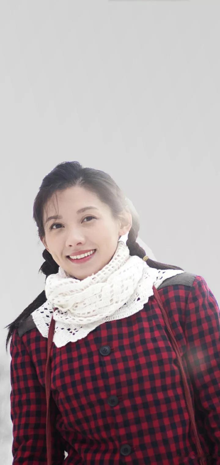红黑格子外套简直是秋冬的时尚宠儿！
它既打破了纯色外套的单调，又能展现独特个性。