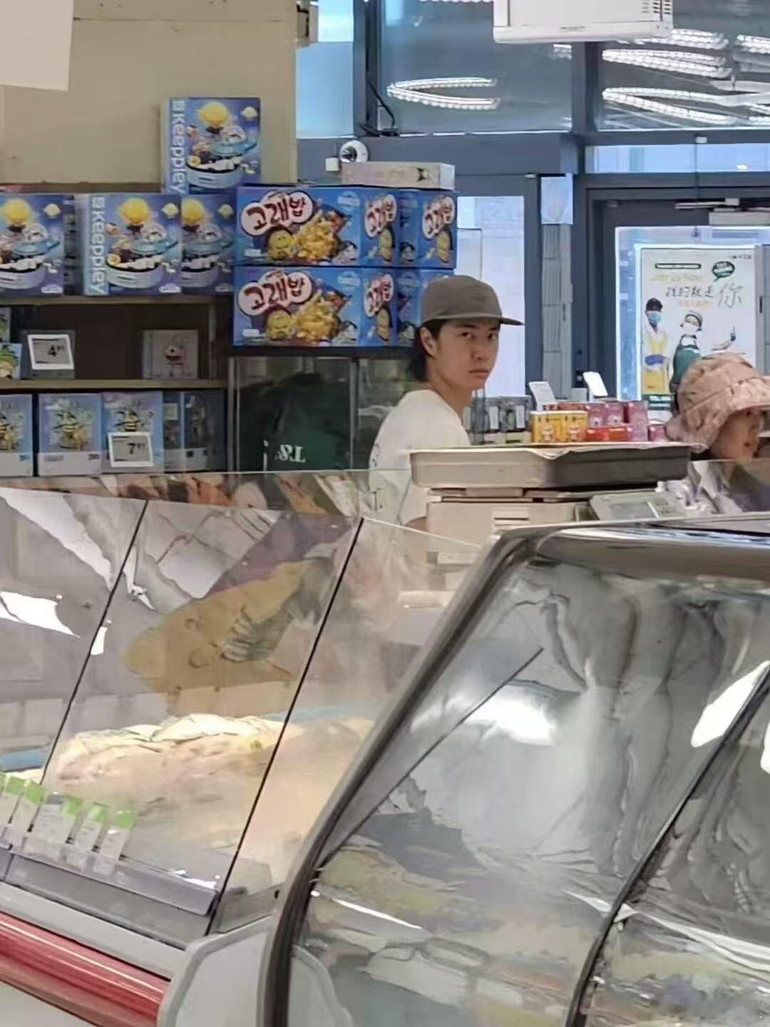 王一博 一博在温哥华的图！拍摄者瞬间就被鹰眼锁定 据说是之前的图[思考] ​​​