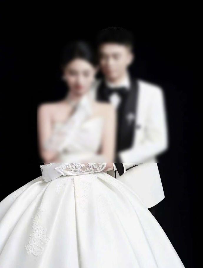 凌晨新郎在女方家4楼摔死了，早上新娘看到男友尸体后，也跟着从同一地方跳了下去。警