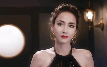 泰国第一美女帕德容琶·砂楚，颇有点港风的味道！43岁的年龄，依然拥有一张少女脸！
