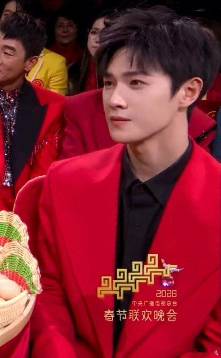 李昀锐扛住了春晚镜头1分钟李昀锐春晚神图有了 李昀锐红西装鲨疯了！春晚镜头直拍一