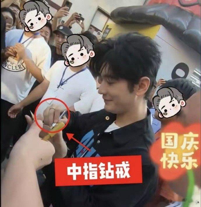 #黄晓明中指戴钻戒# 黄晓明青岛老家亮相，右手中指闪亮钻戒惹眼，莫非是恩爱秀不停