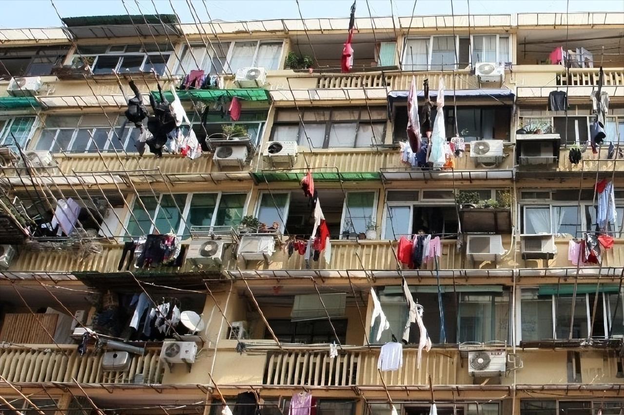 佛山：以后在屋外晒衣服，罚款！

广东佛山公开征求管理意见，拟规定建筑物临街的阳