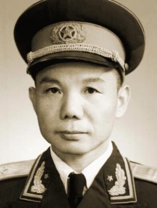 1954年，12军政委李震升职，军长肖永银为他饯行，几杯美酒下肚后，肖永银却当面