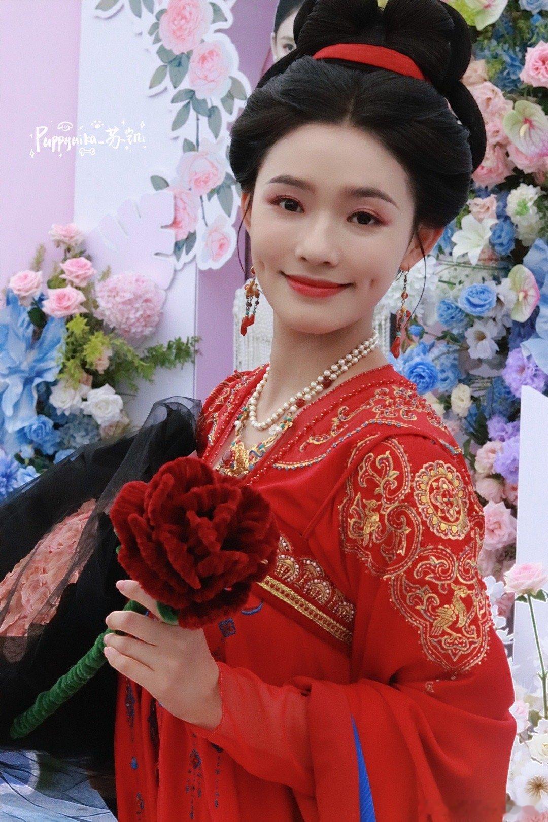 林允之前有酒窝吗[疑问] 看起来怪怪的 ​​​