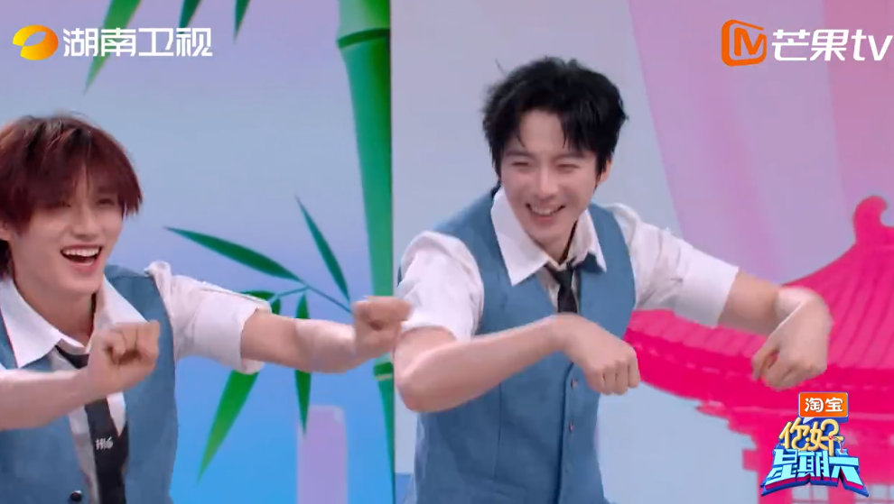 丁程鑫摩托摇跳得好有劲你好星期六 你好星期六抢盆答题时，丁程鑫和刘宇宁示范动作，