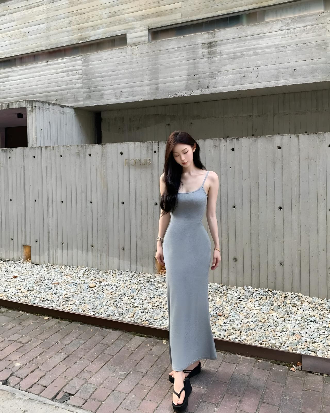 什么样的穿搭可以成为气质女神?
你身着的这条灰蓝色吊带鱼尾长裙，简直是上帝亲手为