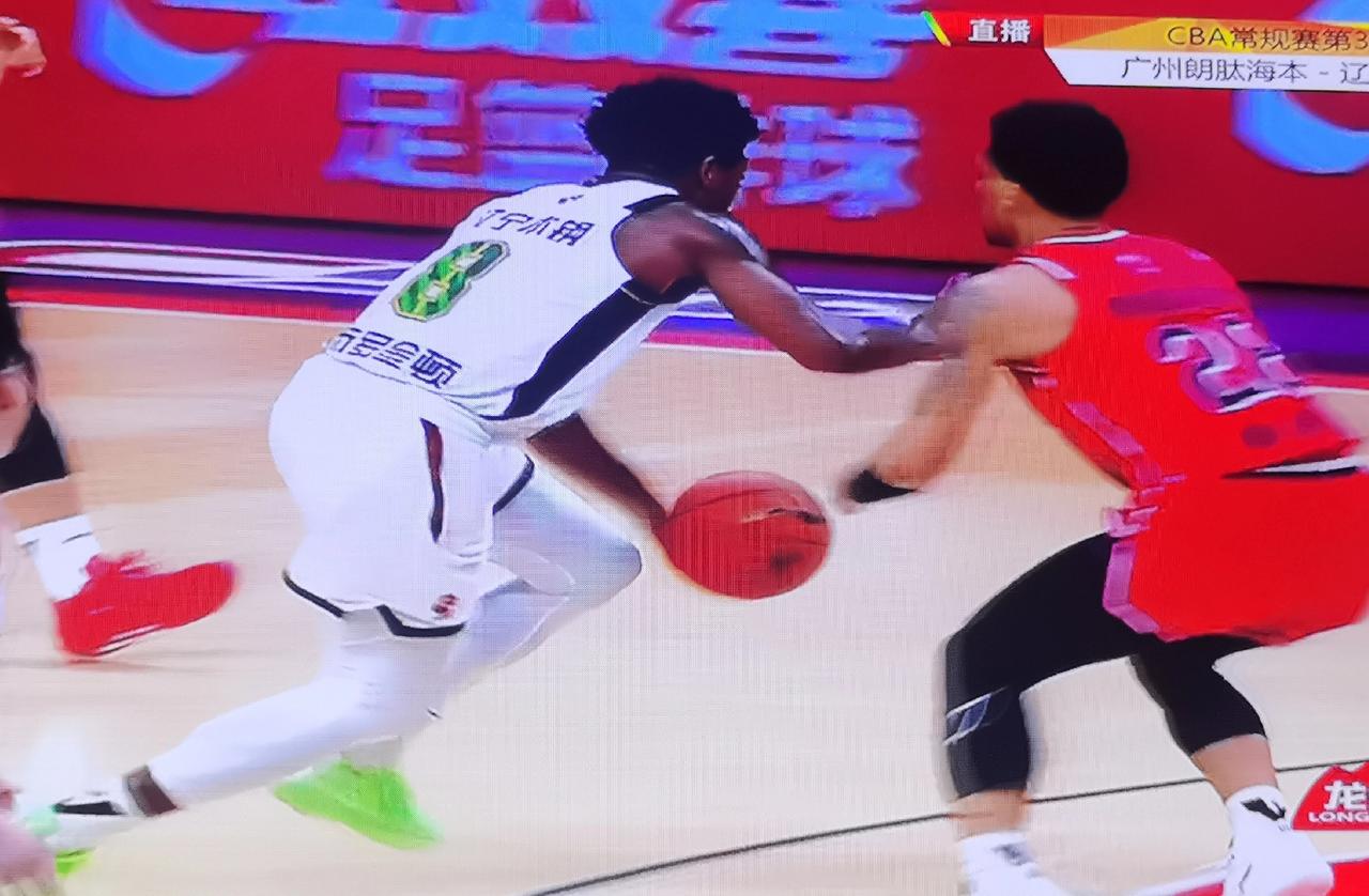 今晚辽宁队惨败给广州队，主要输给了三个人：裁判、威金顿、徐昕。
今晚的裁判好像对