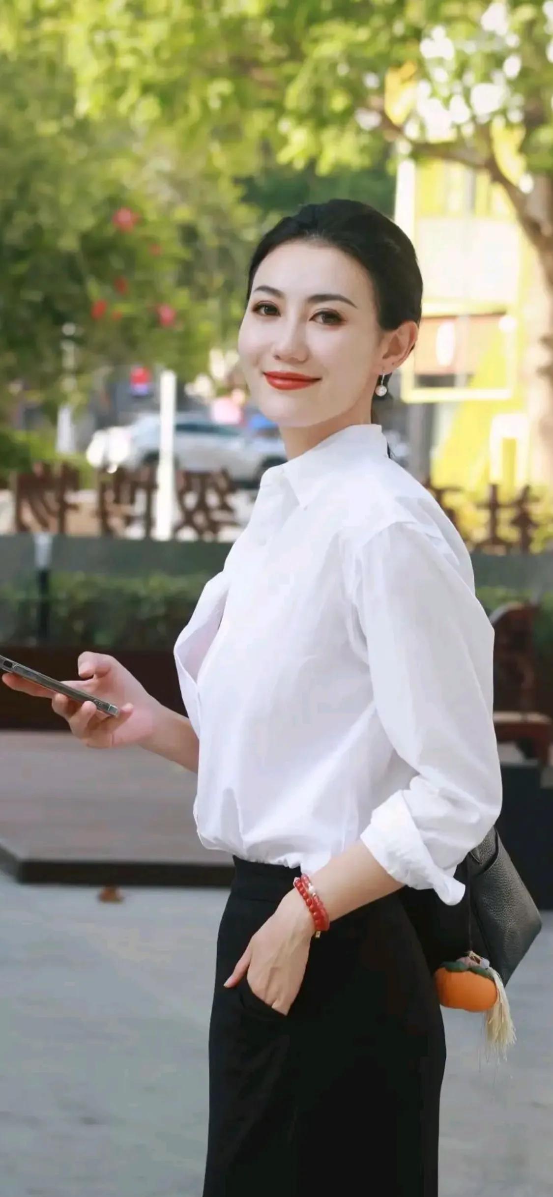 小时候总骗爸妈我没钱了，现在总骗爸妈没事我还有钱，小时候在外面买了东西回家，总是