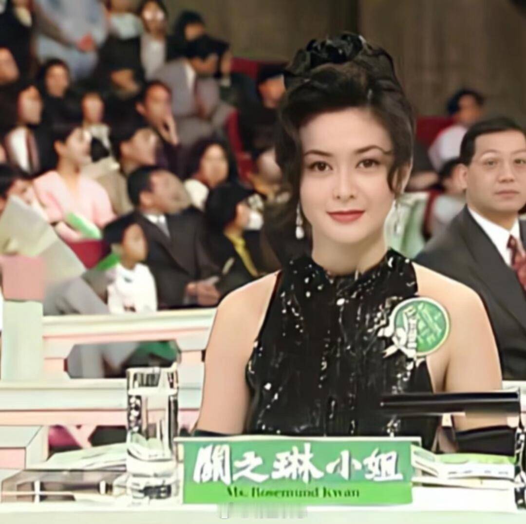 这评委是去砸场子的吧21岁钟丽缇当选冠军时的评委是30岁关之琳啊 ​​​