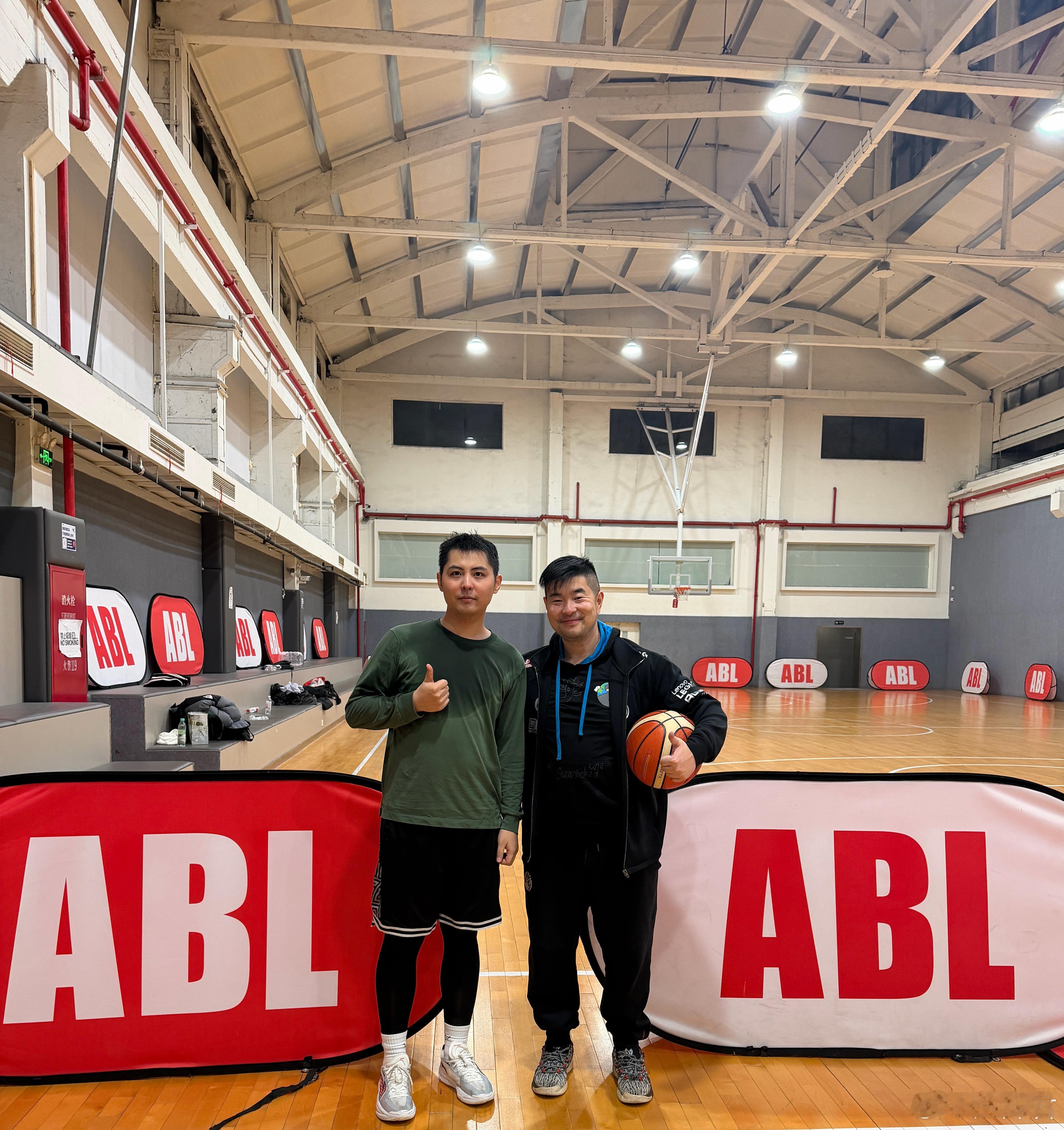 和刀友们打了一晚上全场，很爽！Jack很准啊！就是鲁大诗给我两个快攻没打进，太难