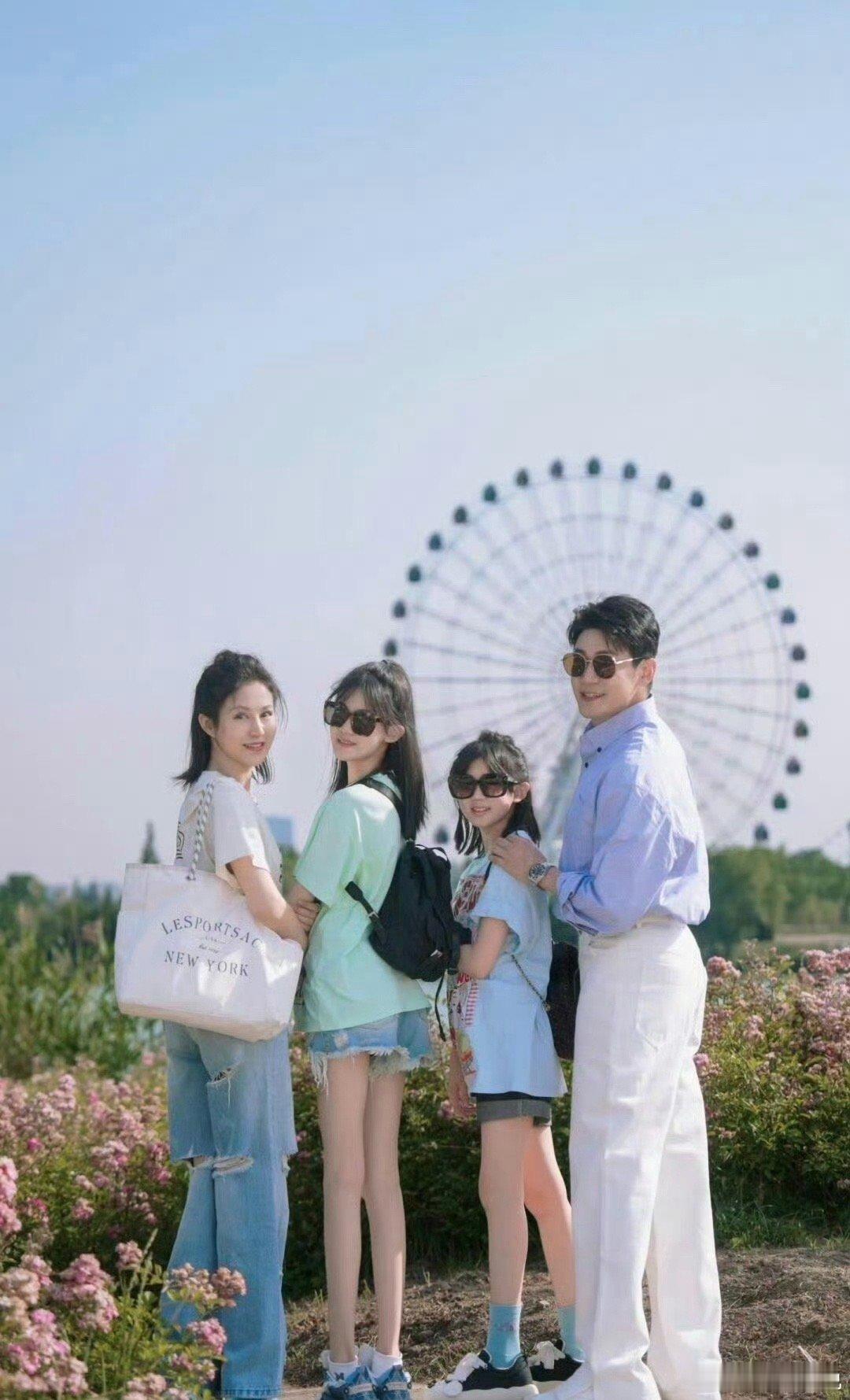 陆毅和鲍蕾是把一个孩子生了两遍吗，大女儿小女儿除了身高，真是一模一样。 #陆毅1