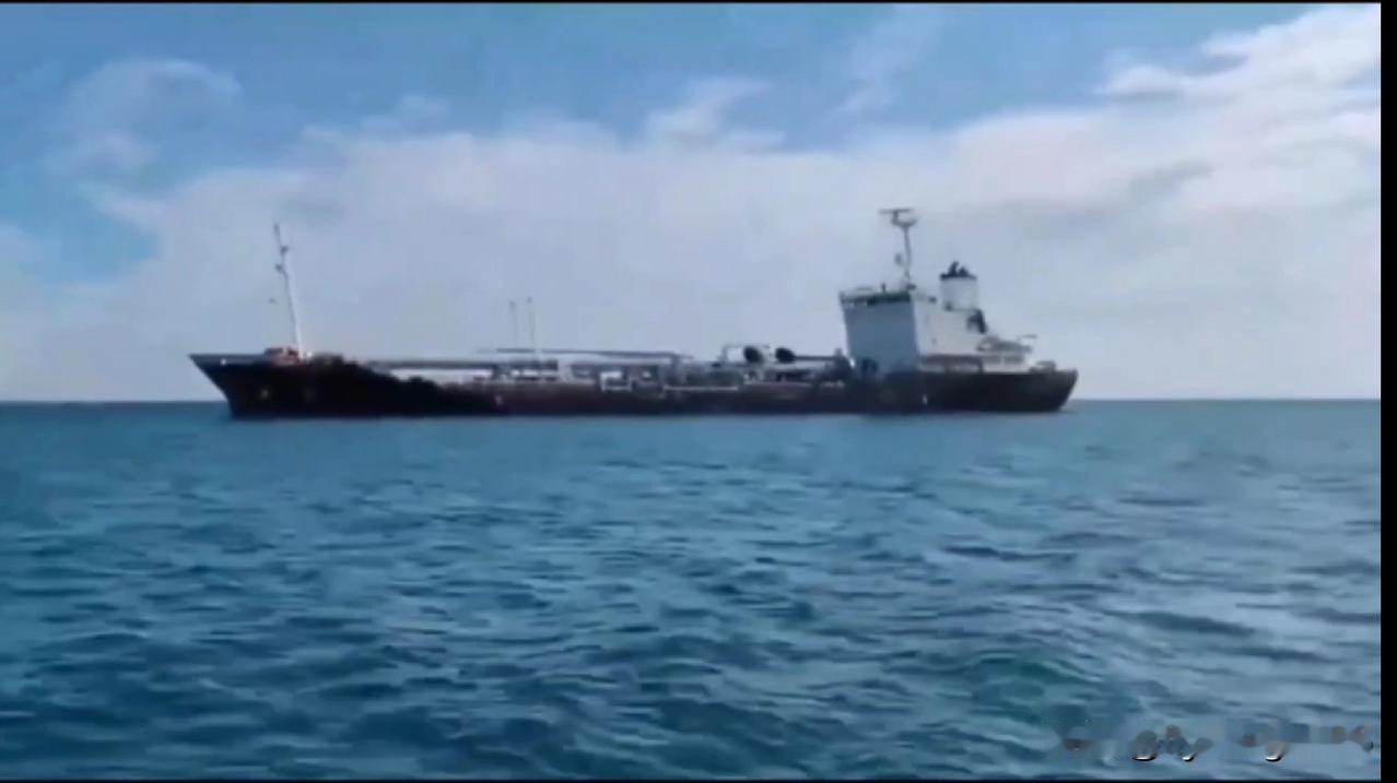 🇮🇷伊朗扣押价值超过500万美元的走私燃油油轮

霍尔木兹甘省首席法官宣布，