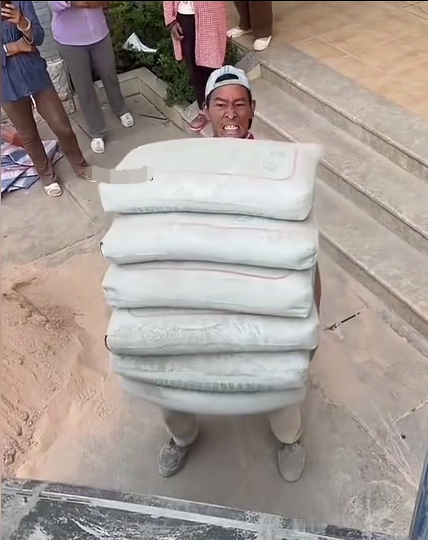 男子在众人的见证下，竟用双手托起6包水泥，还坚持了十多秒。这考验的不只是手力，腰