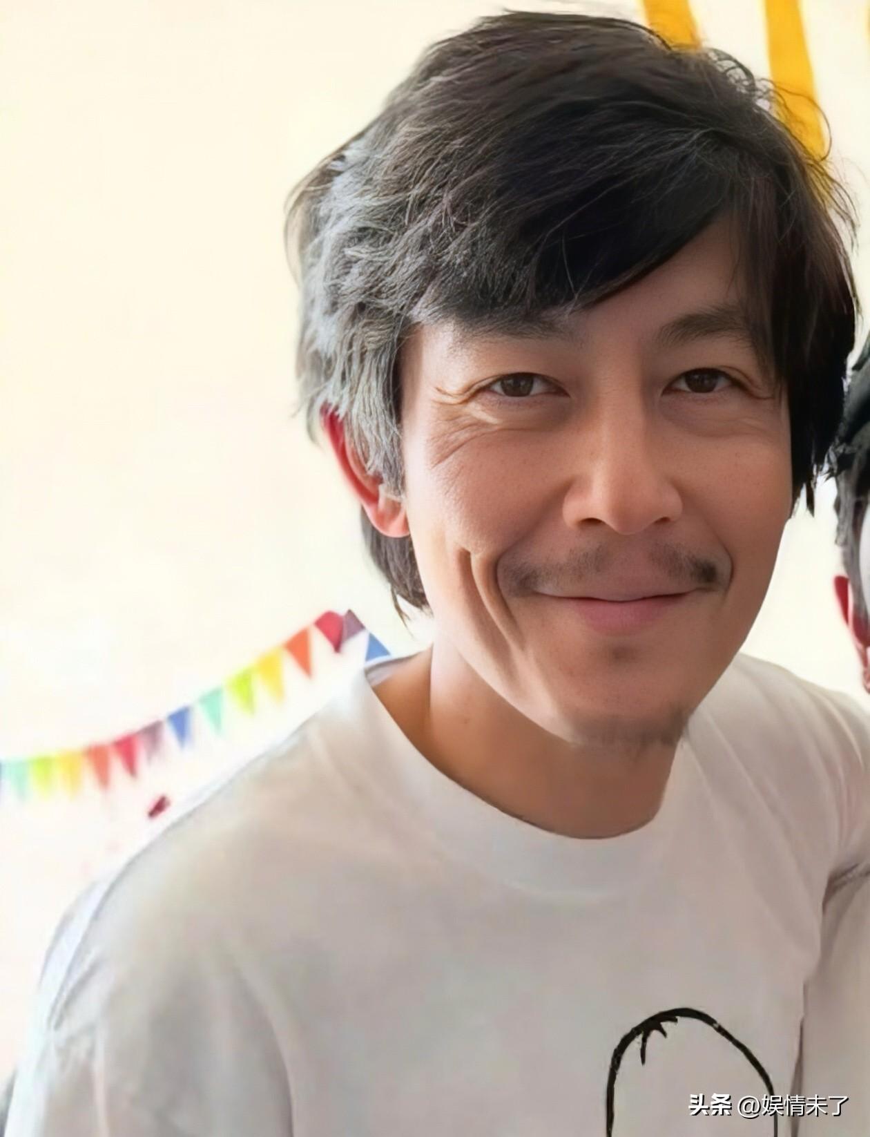 46岁陈冠希没有刻意打扮像似年轻版林子祥，明明才46岁看上去像是66岁。
不过冠