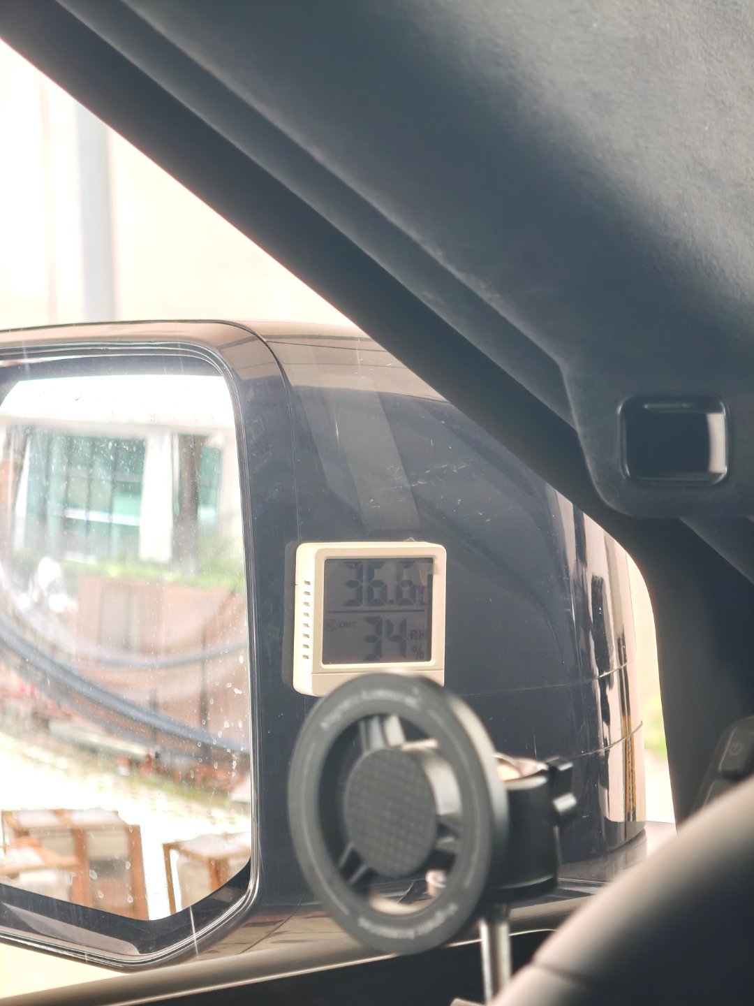 车外36，热的冒油，车内22，冻的发抖
