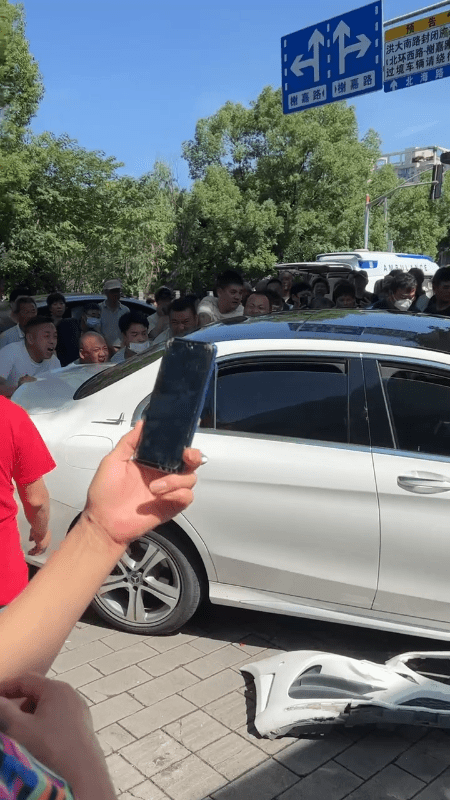 #警方通报女子驾车冲撞男子致死# 撞了三四次，众人救人的时候，女的逃了…[微笑]