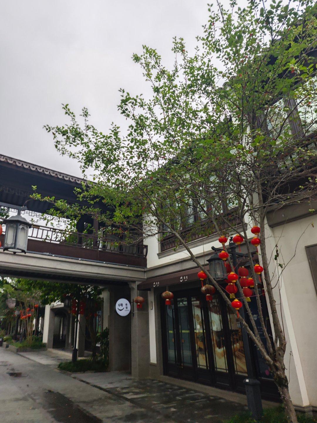 嘿嘿台风天拍一年一次古装现在还没下雨真棒～看好运能不能持续两个人可以一起出外景 