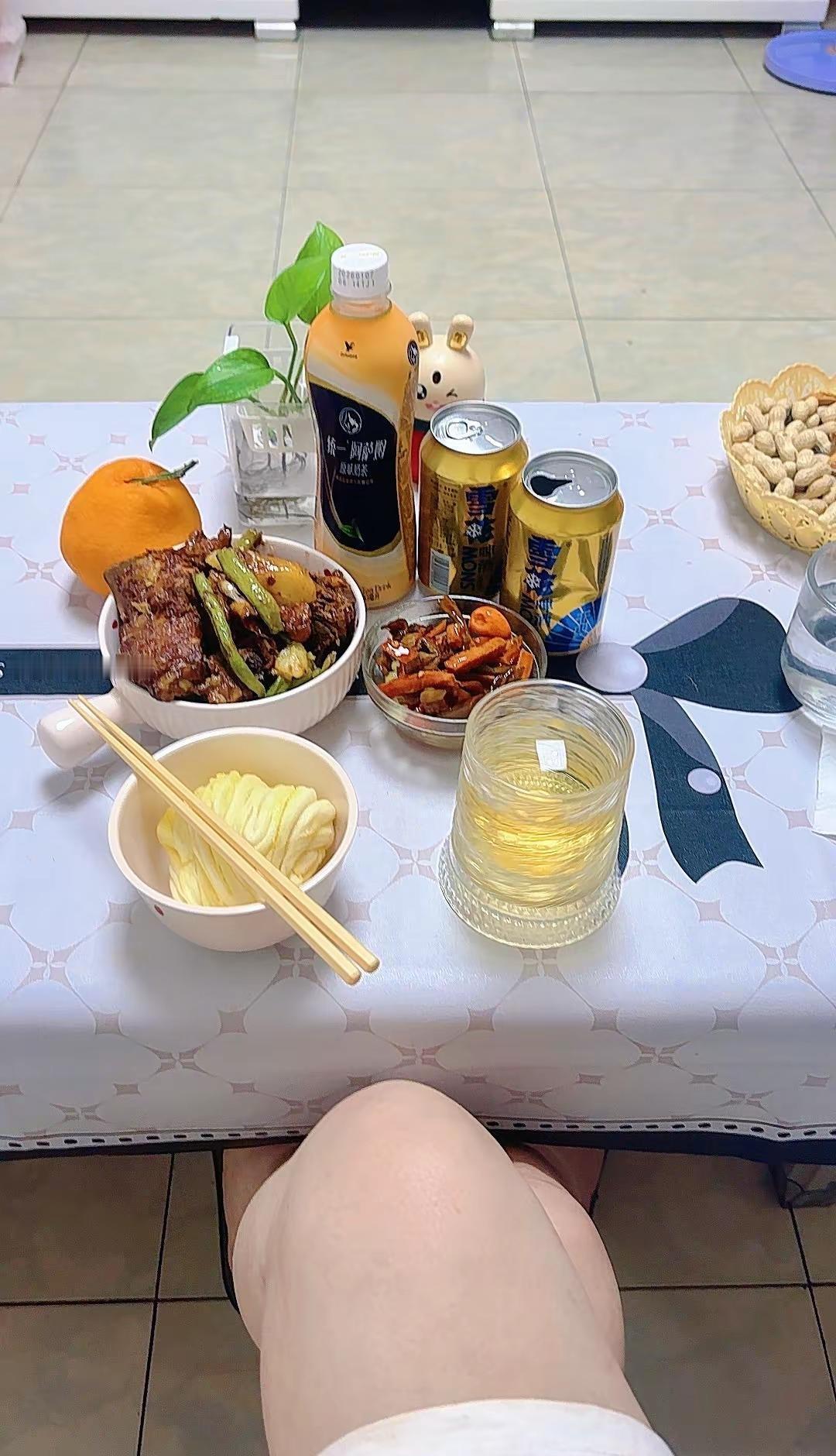 酒杯装不下万千心事，却能安抚满身沧桑，人到中年，最舒服的状态，就是独处、小酌、不