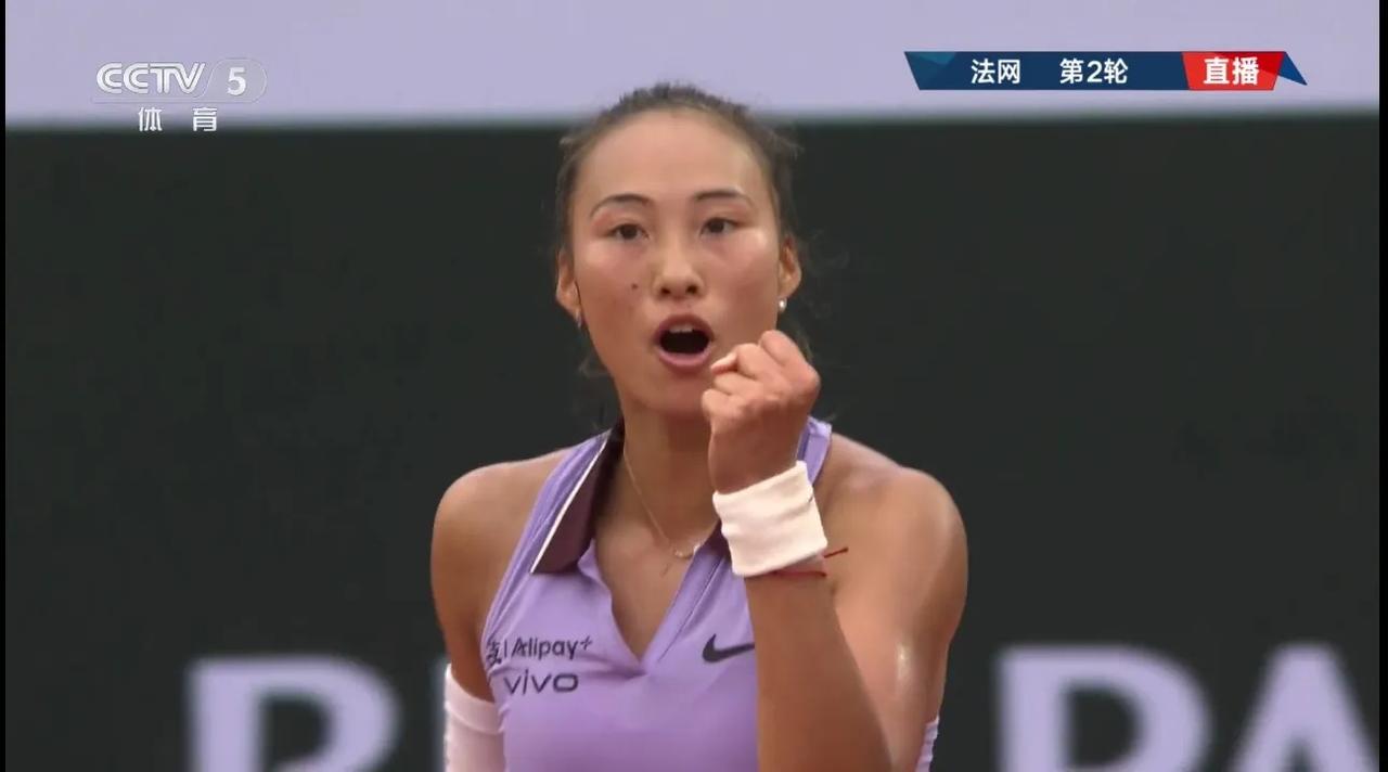 郑钦文2-0阿朗戈，晋级法网第三轮。

第一盘，郑钦文6-2拿下——
第1局，郑