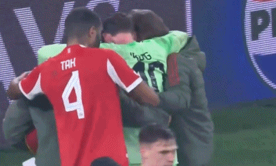 比赛最后时刻，拜仁门将乌尔比希在扑救时被对方撞击了头部，然后被搀扶下场…幸好，当