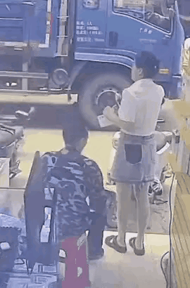 画面中男子趁女子打电话时，用打火机点燃她的裙边，之后冷眼旁观女子慌乱拍火求助。幸