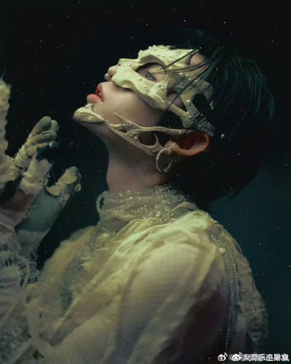 小鬼出道八周年直播 手捧蛋糕跟粉丝说八周年快乐，聊编辫子聊新专辑聊日常，这种温馨