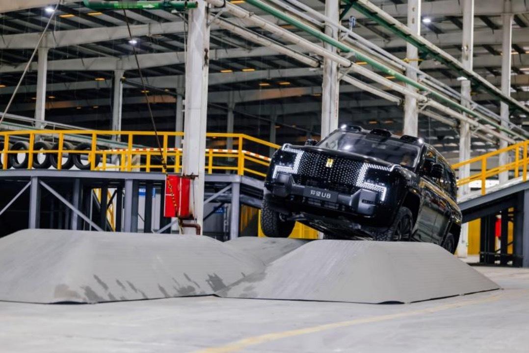 你敢信？比亚迪直接把“天门山天梯”和全球百余种极限越野场景，原样搬进了12000