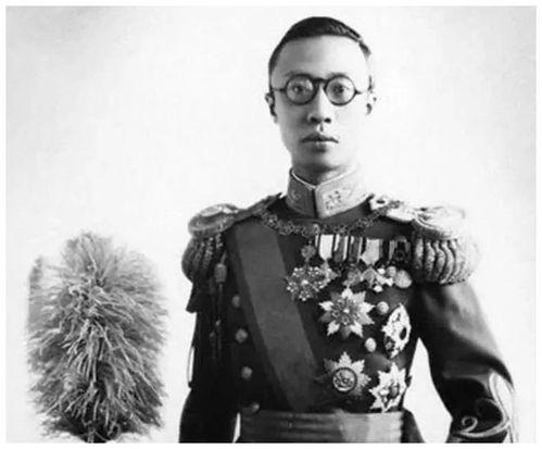 大清朝1912年就已经结束，可是那时候的人们的思想没有转过弯来，还是拿溥仪当皇帝