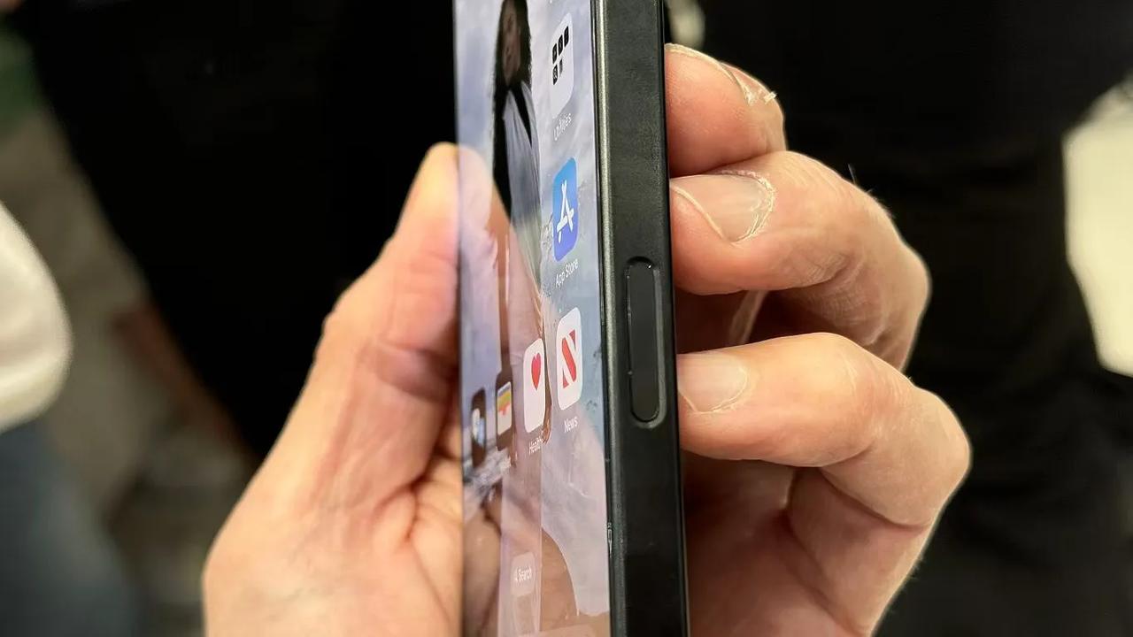 iPhone 16电源键下方新增拍照按钮，这一设计被一些人吐槽，那么大家认为会不