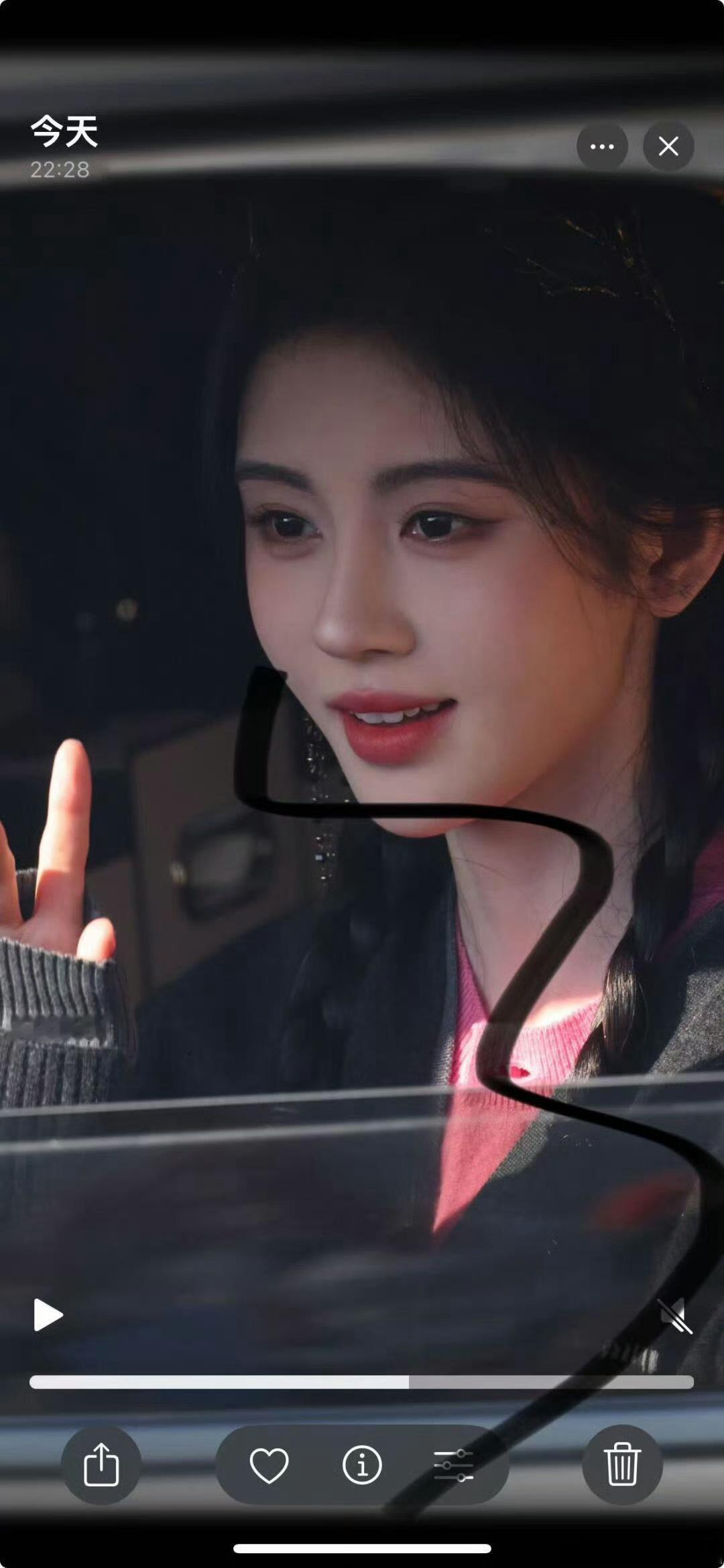 鞠婧祎月鳞绮纪出妆，终于来了个造型正常的. 