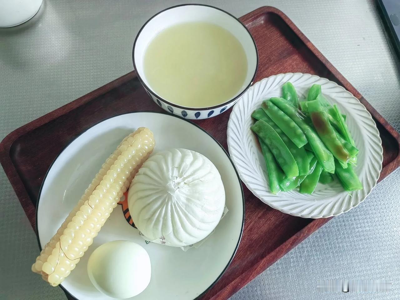 高二娃的早餐
今天吃个半成品梅菜包子
清煮荷兰豆
煮鸡蛋
拇指玉米
二米汤
