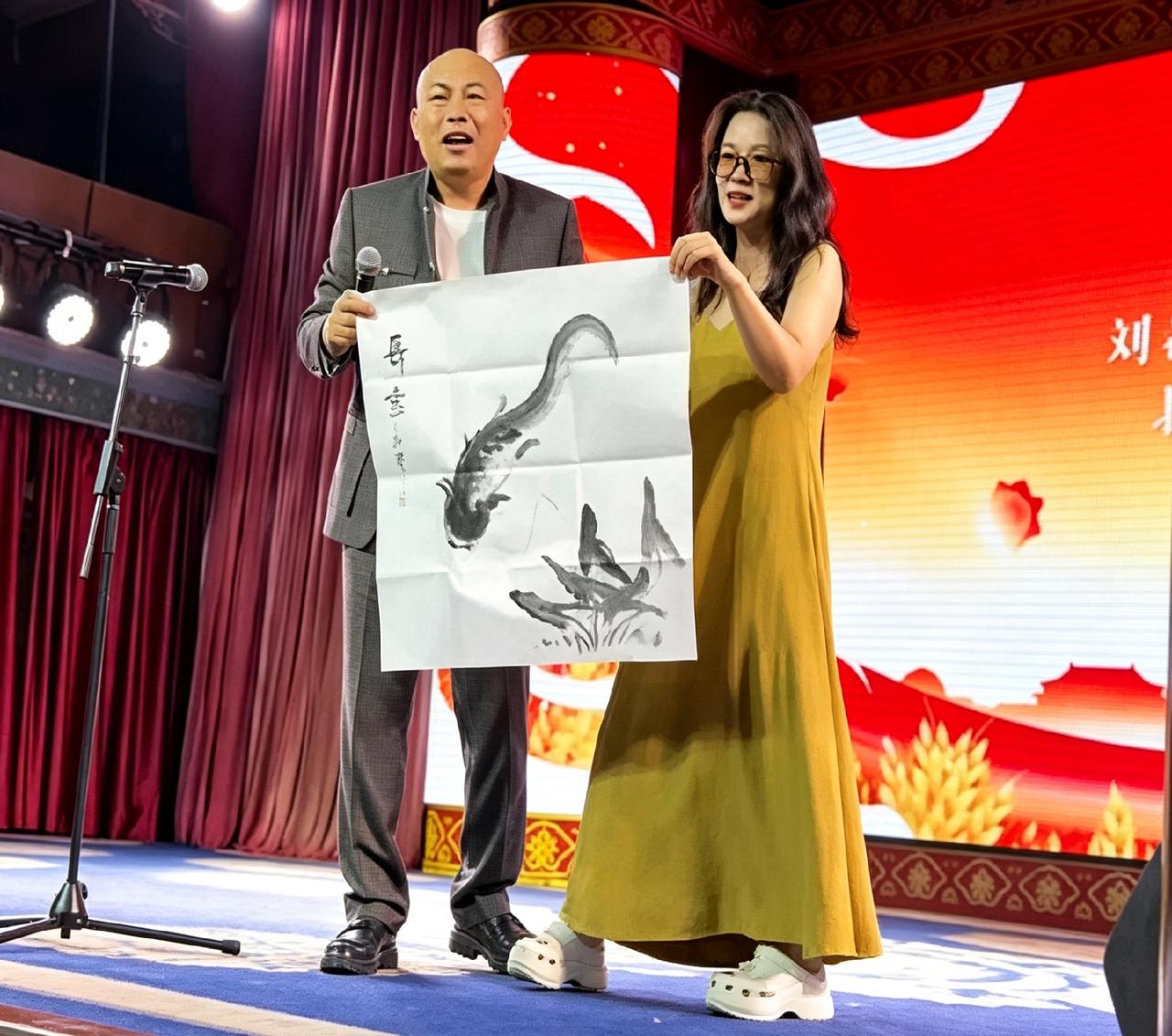刘老根大舞台这幕太逗了！程野拿自己画的一幅画问女粉丝画的啥，人家一本正经喊“虾”