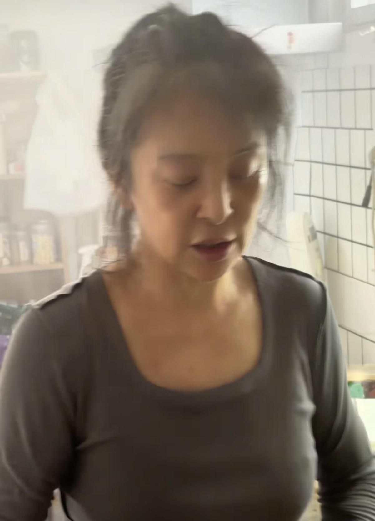 女演员李勤勤，反穿T恤做饭拍视频，养一大群狗，女演员里的独一份。
整天跟农村老大