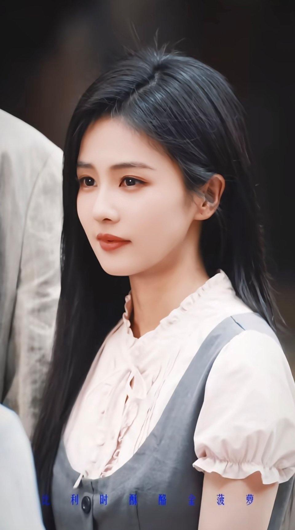 白鹿开到荼蘼剧组不准备发个七夕物料吗？例如王韵娜在菜市场磨刀准备杀鱼。 ​​​