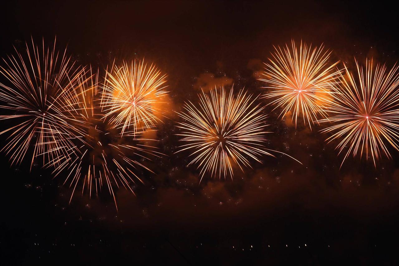 古诗文里的新年祝福，给大家送去元旦新年的祝福。
1、愿得长如此，年年物候新。新的
