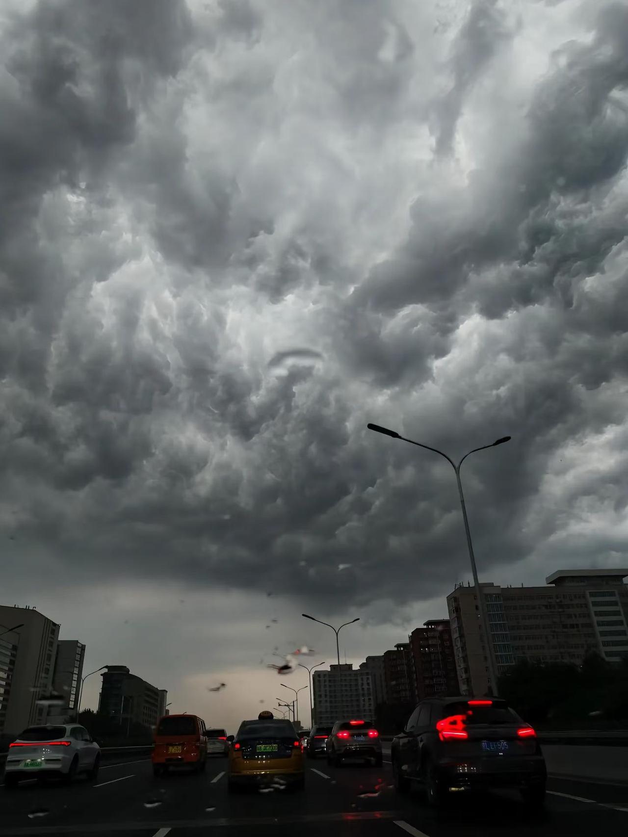大雨后的天空，请用一句诗词来形容？
我先来一句“黑云压城城欲摧”