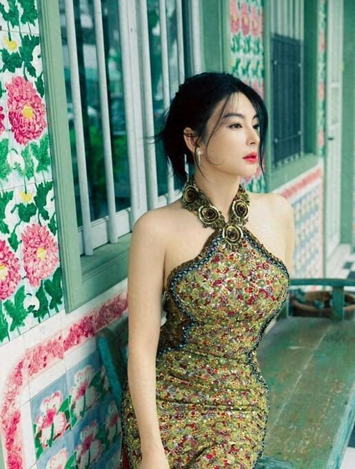 张雨绮身上这件绿色旗袍极具亮点，其颜色颇为独特，裙身轻轻裹在身上，不存在束缚感，