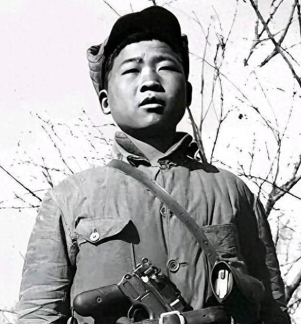 1938年，一个16岁的少年，趴在冰冷的草丛里，死死盯着山谷里那6个穿着自己人军